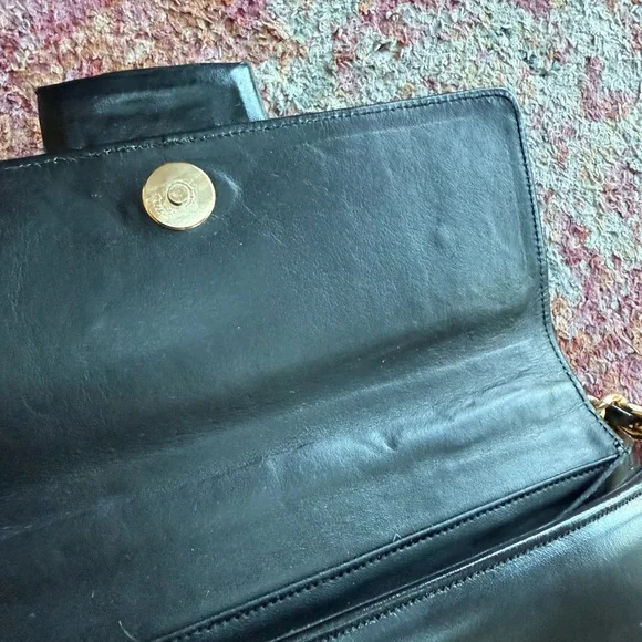 Vintage bag with a chain strap. - Picture 6 of 11